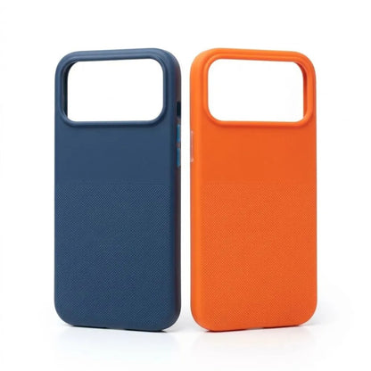 Capinha Emborrachada com Textura Bipartida e Interior Aveludado – iPhone 15 Pro